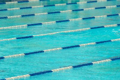Bassin olympique vide avec ses lignes d’eau