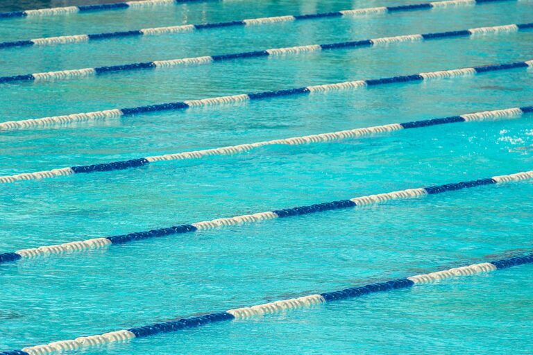 Léon Marchand : bilan de l&rsquo;été 2026, documentaire « Léon, au-delà de l&rsquo;or » et mise au point