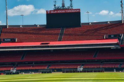 Tribunes vides et pelouse d un stade de football