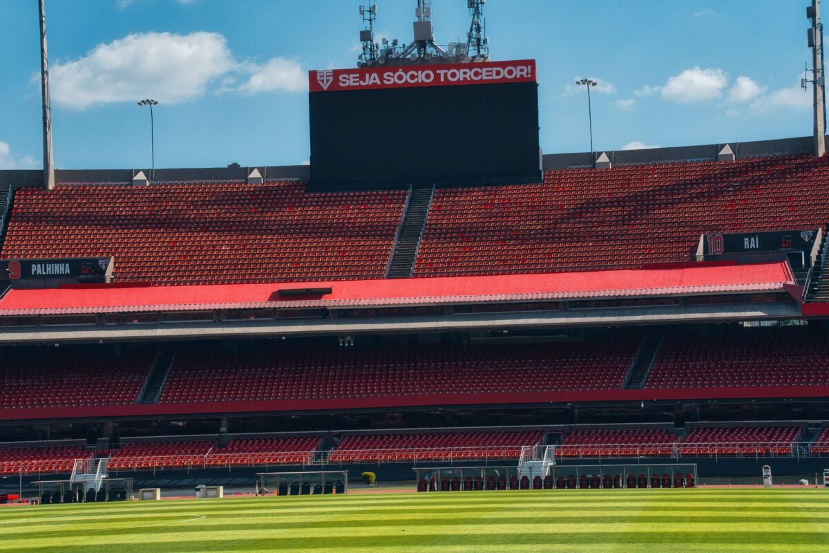 Tribunes vides et pelouse d un stade de football